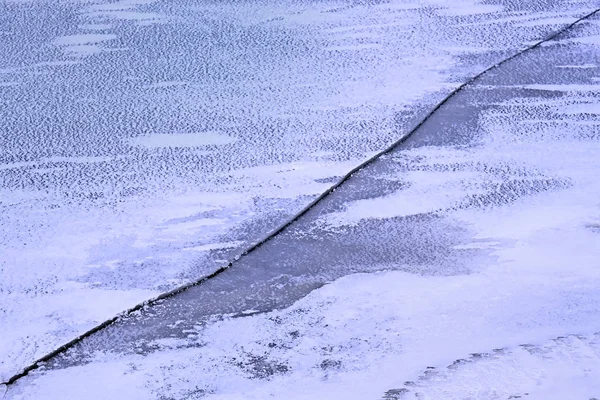 Довга Тріщина Тонкому Сніжному Крижаному Водосховищі — стокове фото