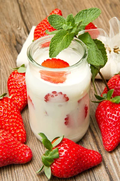 Yoghurt Met Aardbei Close — Stockfoto