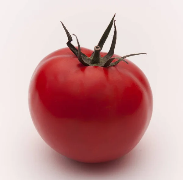 白に分離された赤い熟したトマト — ストック写真