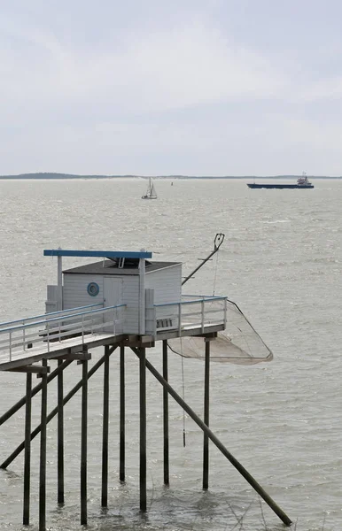 Holzfischhütte Auf Pfählen Mit Einem Netz Und Einem Boot Hintergrund — Stockfoto