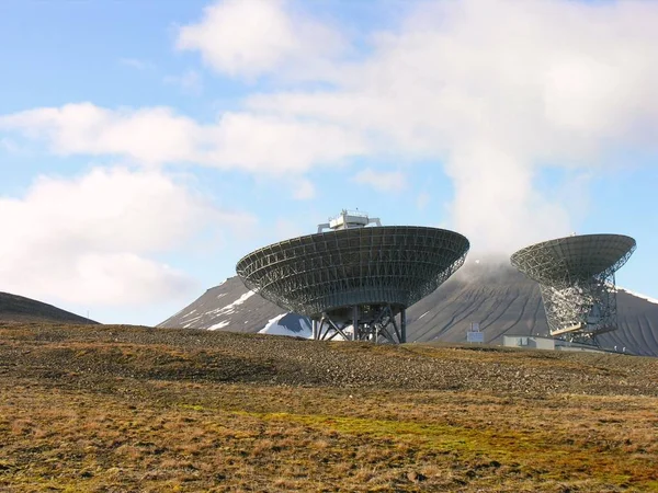 Hogyan Tudnak Kommunikálni Világgal Parabola Antenna Kommunikáció Svalbard — Stock Fotó