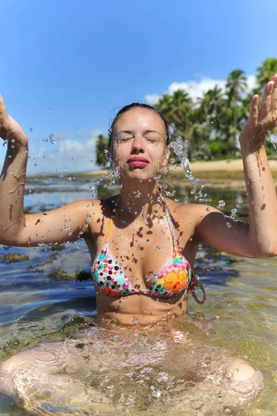 プライア フォルテ サルバドール バイア ブラジルの水の中でリフレッシュする女性 — ストック写真