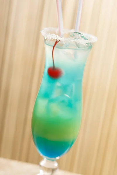 Blauer Cocktail Mit Kirsche — Stockfoto
