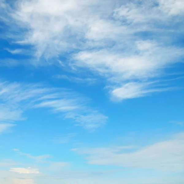 Fluffiga Moln Den Blå Himlen — Stockfoto