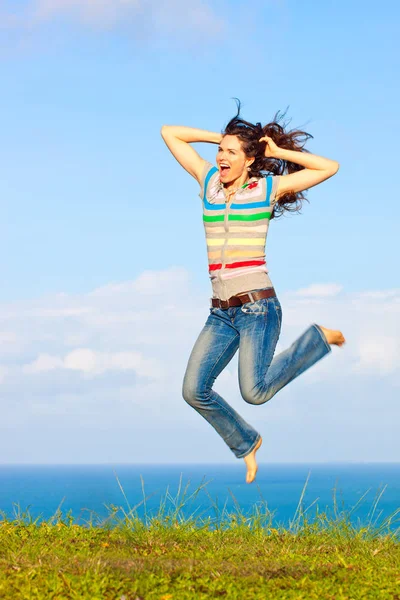 Una Hermosa Joven Saltando Aire Riendo Aire Libre Por Hermoso —  Fotos de Stock