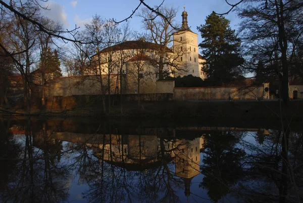 ブレズニスの美しい城は夕日に照らされ 水に映っています チェコ共和国 — ストック写真