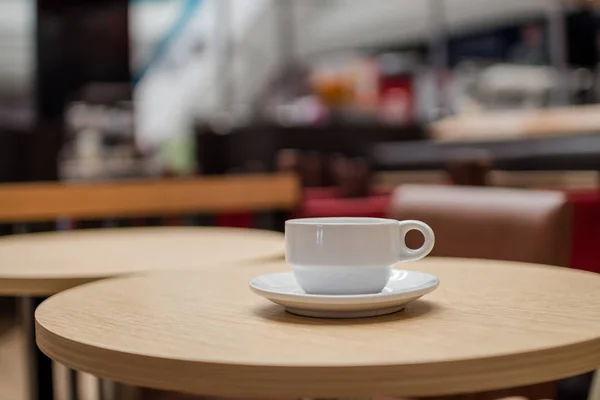 Tazza Caffè Sul Tavolo Vicino — Foto Stock