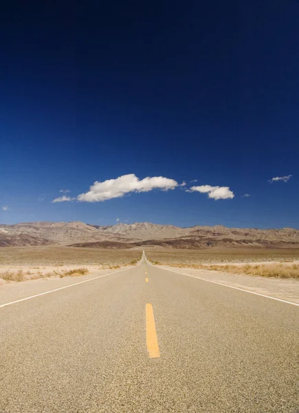 Wolken Über Einer Sehr Geraden Straße Death Valley — Stockfoto