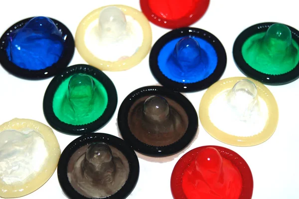 배경에 색상의 콘돔의 — 스톡 사진