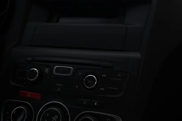 버튼이 자동차 오디오 시스템 인테리어 — 스톡 사진