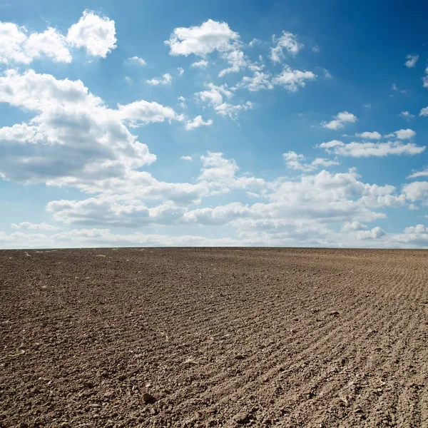 Cielo Nublado Sobre Campo Arado — Foto de Stock