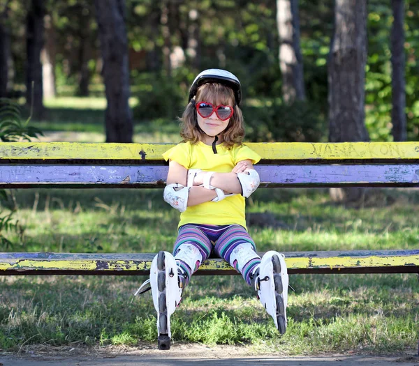 Küçük Kız Kask Paten — Stok fotoğraf