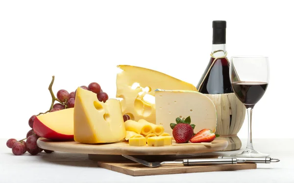 チーズ ブドウ ボトルとグラスのワインと白のテーブル クロスは 白い背景で隔離の木製ラウンド トレイ上のイチゴの組成 — ストック写真