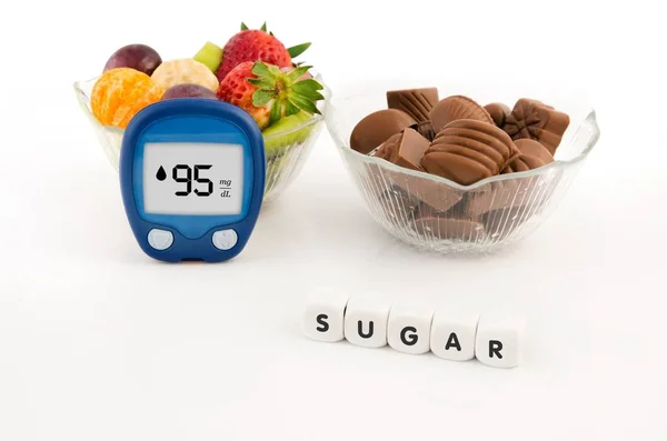 血糖仪 用巧克力和水果的碗 健康的生活方式 — 图库照片