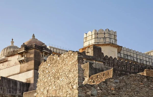 Wohnviertel Kumbhalghar Fort Unter Der Abendsonne Mit Kuppeldächern Und Anzeichen — Stockfoto