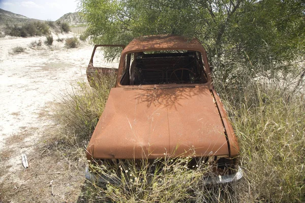 国で老朽化し さびた古い車 — ストック写真