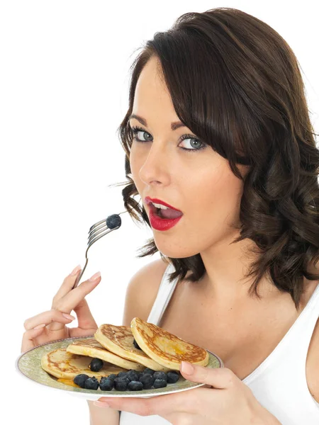 Mujer Joven Comiendo Arándanos Con Panqueques Jarabe — Foto de Stock