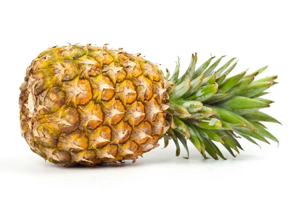 Beyaz Arka Planda Olgun Ananas — Stok fotoğraf