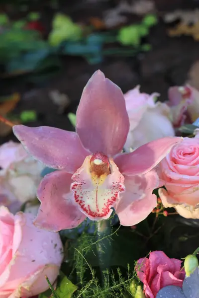 Rosas Rosadas Orquídeas Cymbidium Arreglo Boda —  Fotos de Stock