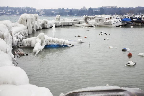 ボートが極端な寒さのための氷で重いによって破損しています — ストック写真