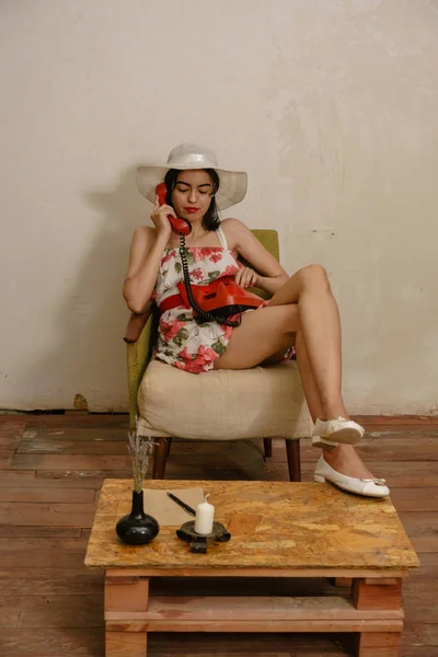 Девушка Длинными Прекрасными Ногами Звонит Кому Ретро Красному Телефону Сидя — стоковое фото