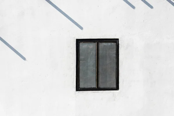 Okno Białym Tle Ściany Słupy — Zdjęcie stockowe
