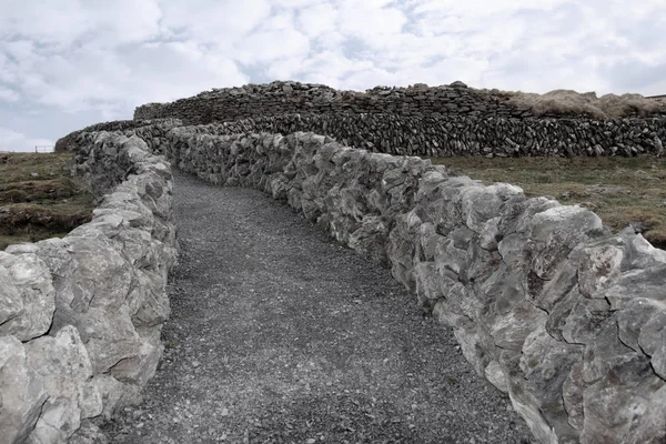 Paredes Rocosas Camino Contra Fondo Panorámico Nublado Irlanda —  Fotos de Stock