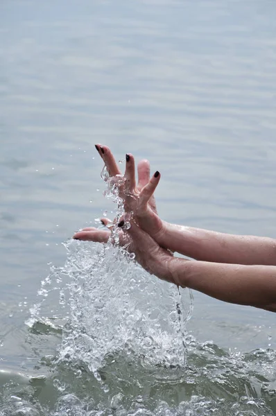 妇女的手与水喷雾 — 图库照片