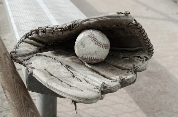 Tiempos Béisbol Pasados Con Bola Guante Banco Dugout Con Bate — Foto de Stock