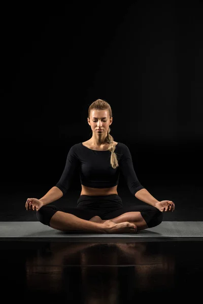 Mujer Joven Realizando Sukhasana Meditando Esterilla Yoga —  Fotos de Stock