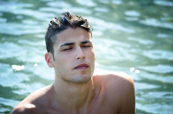 Joven Guapo Saliendo Del Agua Con Pelo Mojado Los Ojos —  Fotos de Stock