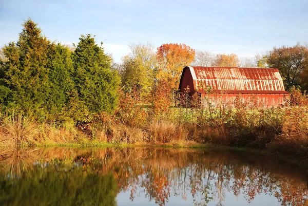 Barn Pond Autumn Blue Sky — Stockfoto