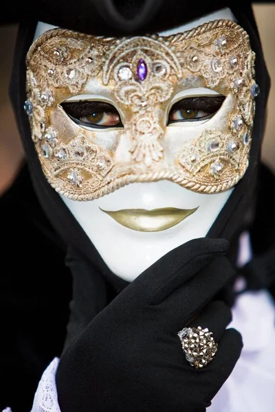 Venezianer Schwarzen Kostüm Mit Goldener Maske — Stockfoto