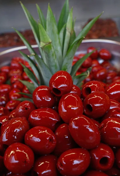 Červená Vypeckovaných Lesklý Italské Cerignola Olivy Oleji Zblízka Nad Listy — Stock fotografie