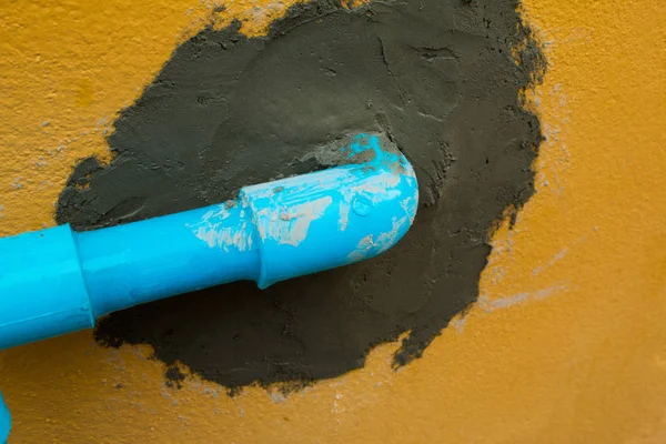 Синя Пластикова Водяна Труба Нерівній Цементній Стіні — стокове фото