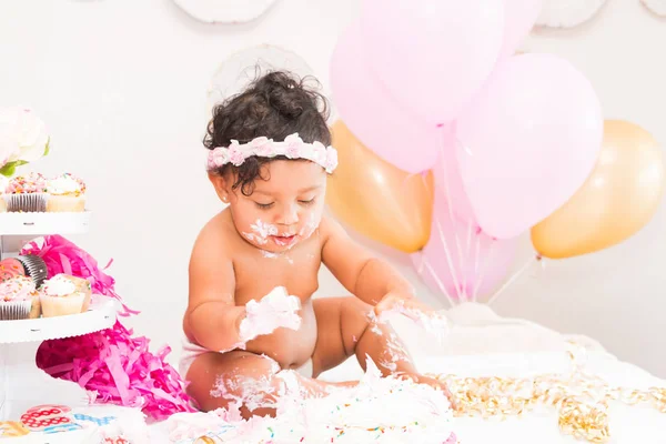 Niña Celebrando Primer Cumpleaños Con Pastel — Foto de Stock