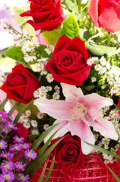 Pestrobarevné Jarní Květy Kytice Červené Růže — Stock fotografie