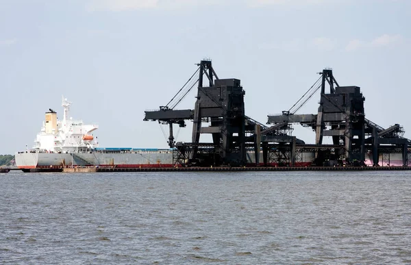 Der Schwarze Kohlenpier Sechs Norfolk Jungferninseln Beim Verladen Von Holzkohle — Stockfoto