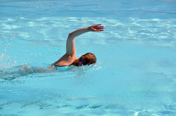 Mujer Mediana Edad Nadando Una Piscina Pública Con Gafas Natación — Foto de Stock