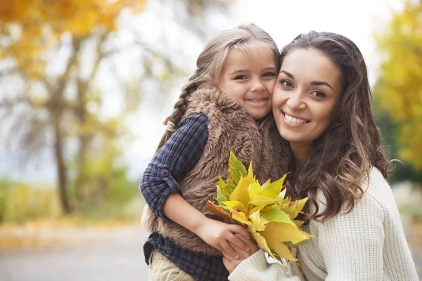 Ung Mamma Med Sin Lilla Dotter Höst Park Gula Löv — Stockfoto