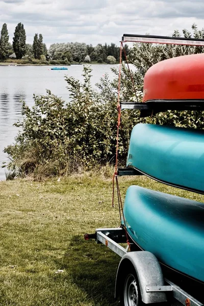 Μπλε Και Κόκκινο Καγιάκ Στο Ρυμουλκούμενο Κοντά Στη Λίμνη Μίλτον — Φωτογραφία Αρχείου