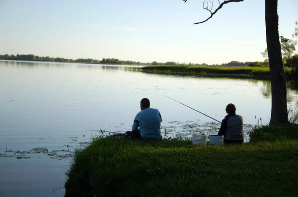 Par Romântico Sentar Margem Lago Com Varas Pesca Pesca Bela — Fotografia de Stock