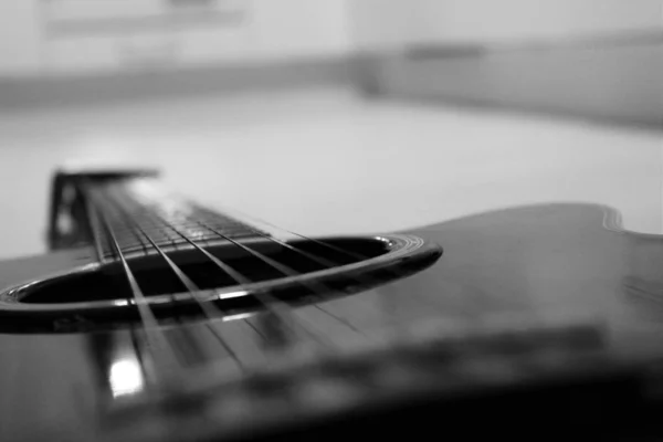 Zbliżenie Czarno Białe Zdjęcie Gitary — Zdjęcie stockowe