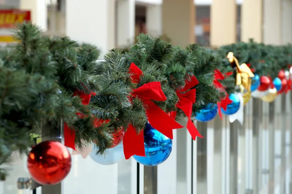 Χριστουγεννιάτικη Διακόσμηση Από Σφαίρες Εμπορικό Κέντρο Τόξα Και Κλαδιά Από — Φωτογραφία Αρχείου