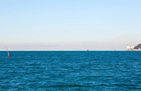在的里雅斯特海的风帆的视图 — 图库照片