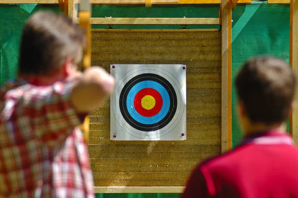 Seorang Pemanah Membidik Bullseye Dari Target Jauh Sementara Penonton Melihat — Stok Foto