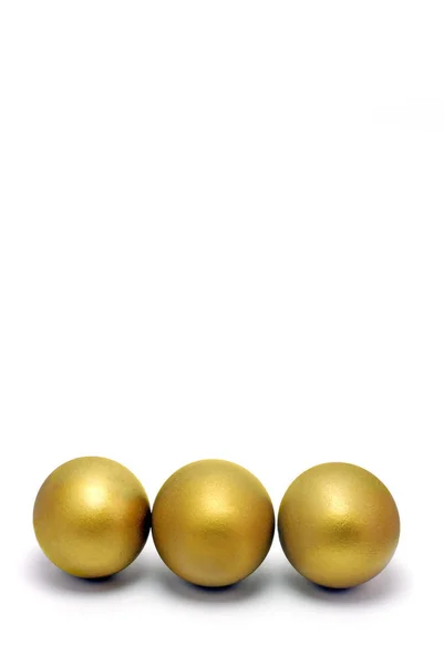 Ovos Dourados Alinhados Contra Fundo Branco — Fotografia de Stock