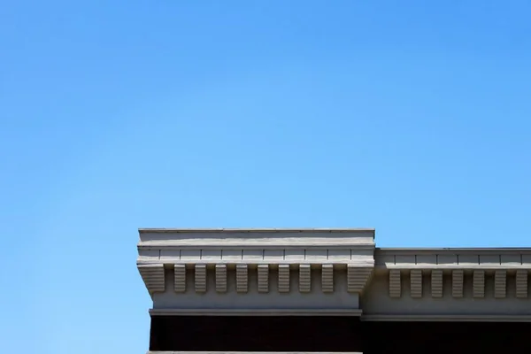 Dach Budynku Błękitnym Niebem Tle — Zdjęcie stockowe