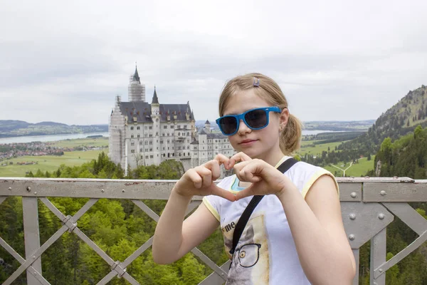 Pequeno Turista Ponte Vista Castelo Neuschwanstein — Fotografia de Stock