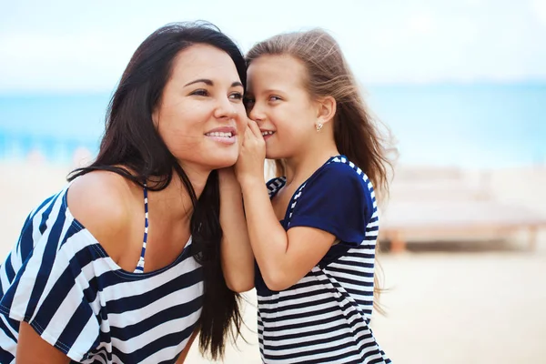 Glad Familj Vilar Stranden Sommaren — Stockfoto